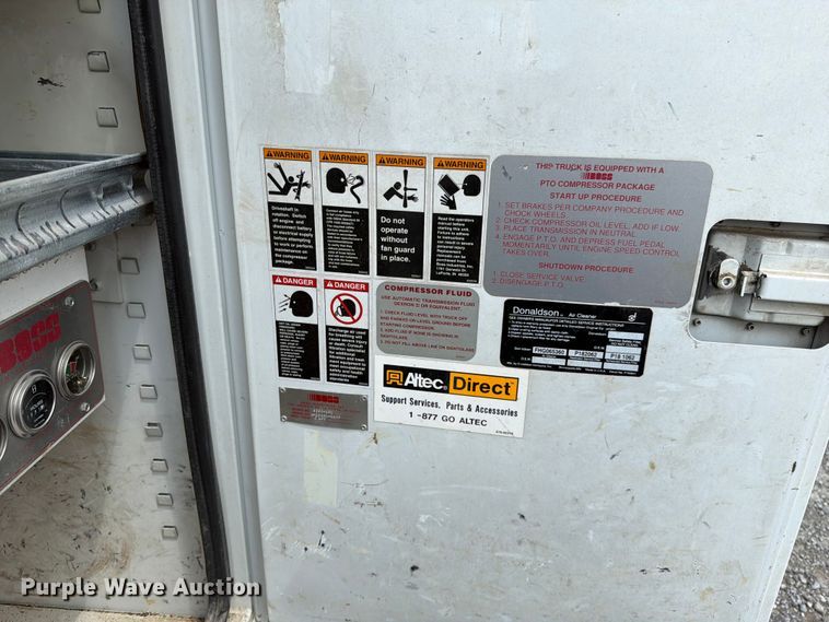 image for item EO8620 2004 Freightliner Business Class M2 106 utility / service truck