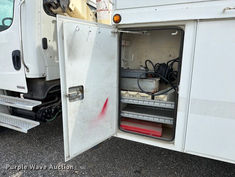 image for item EO8620 2004 Freightliner Business Class M2 106 utility / service truck