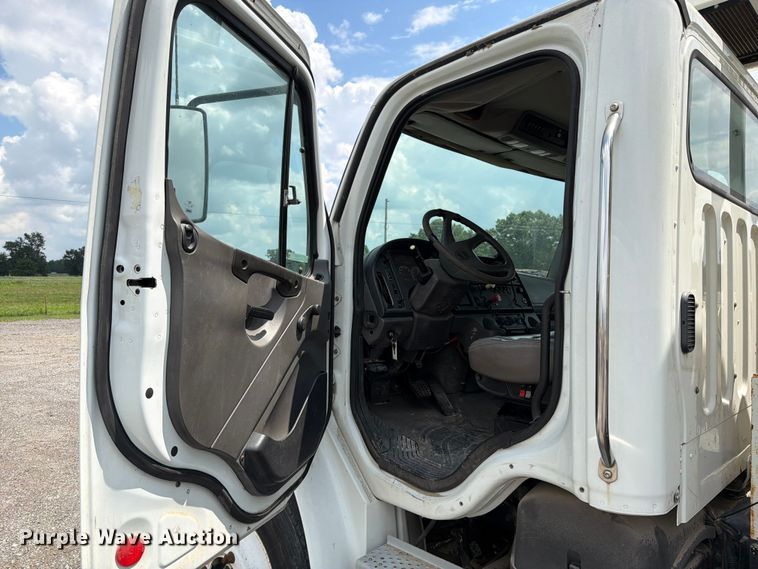 image for item EO8620 2004 Freightliner Business Class M2 106 utility / service truck