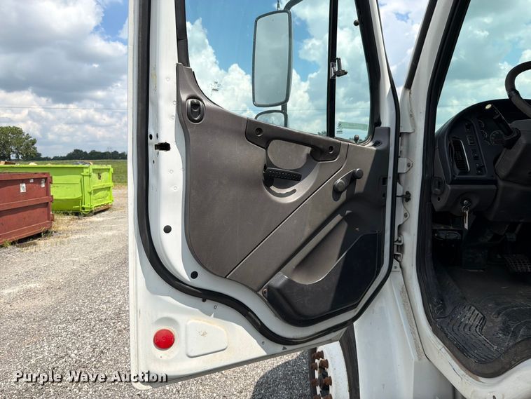 image for item EO8620 2004 Freightliner Business Class M2 106 utility / service truck