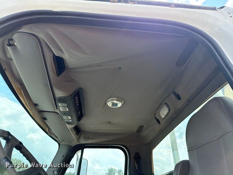 image for item EO8620 2004 Freightliner Business Class M2 106 utility / service truck