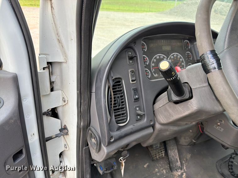image for item EO8620 2004 Freightliner Business Class M2 106 utility / service truck