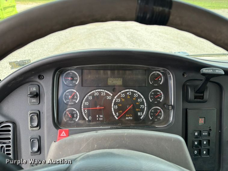 image for item EO8620 2004 Freightliner Business Class M2 106 utility / service truck