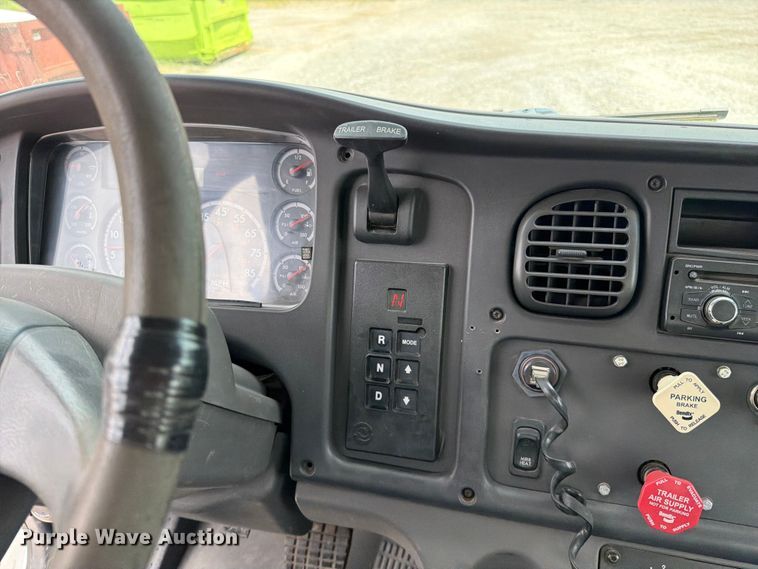 image for item EO8620 2004 Freightliner Business Class M2 106 utility / service truck