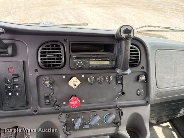 image for item EO8620 2004 Freightliner Business Class M2 106 utility / service truck