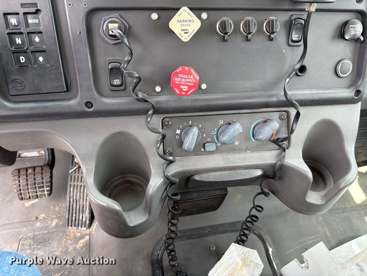 image for item EO8620 2004 Freightliner Business Class M2 106 utility / service truck