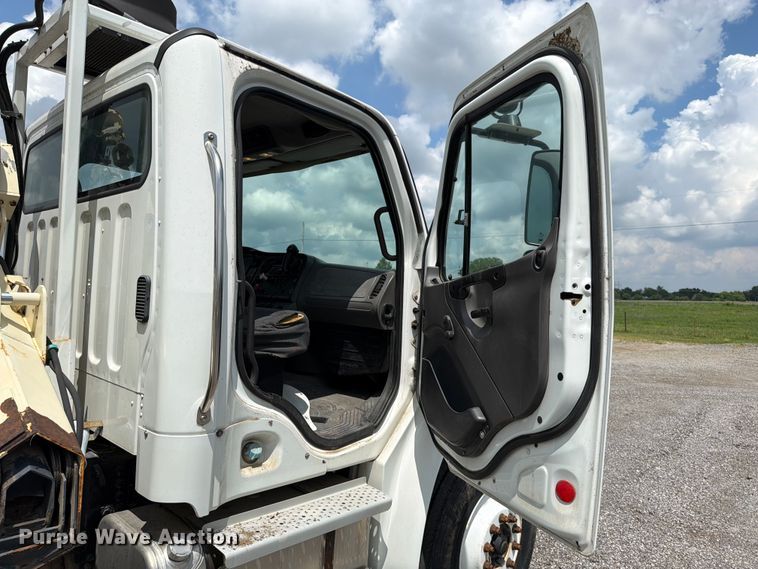 image for item EO8620 2004 Freightliner Business Class M2 106 utility / service truck