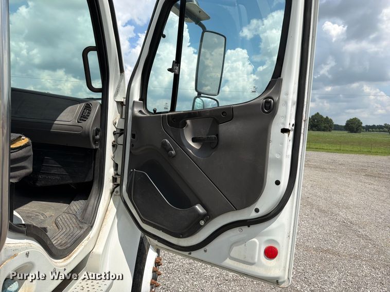 image for item EO8620 2004 Freightliner Business Class M2 106 utility / service truck