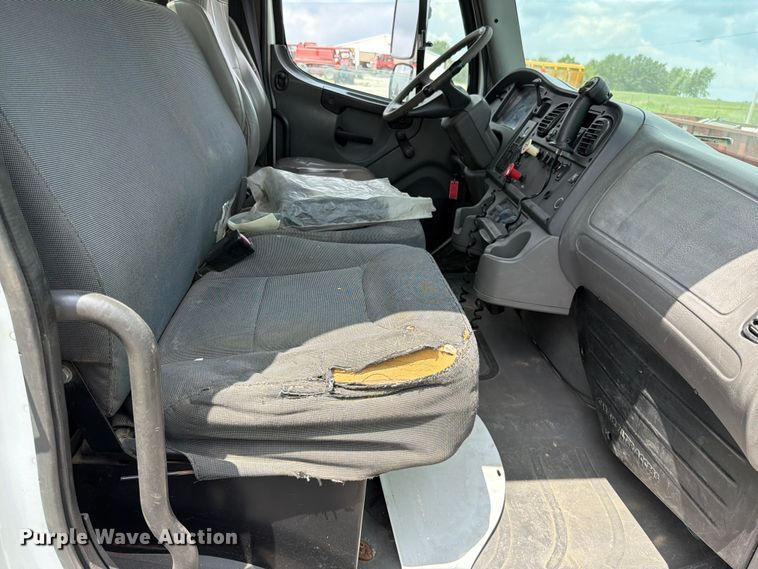 image for item EO8620 2004 Freightliner Business Class M2 106 utility / service truck