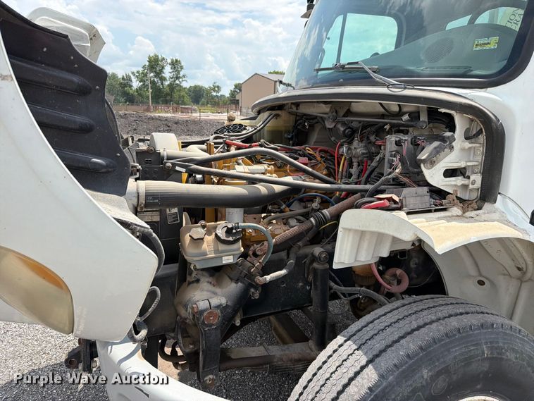 image for item EO8620 2004 Freightliner Business Class M2 106 utility / service truck