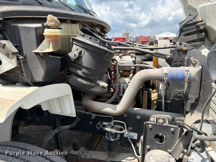 image for item EO8620 2004 Freightliner Business Class M2 106 utility / service truck