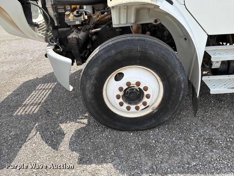 image for item EO8620 2004 Freightliner Business Class M2 106 utility / service truck