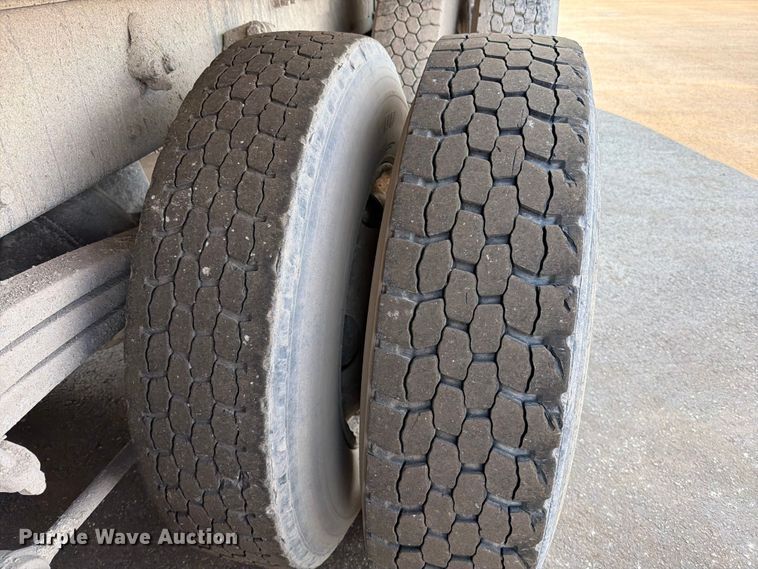 image for item EO8649 2006 Sterling Truck L9500 dump truck