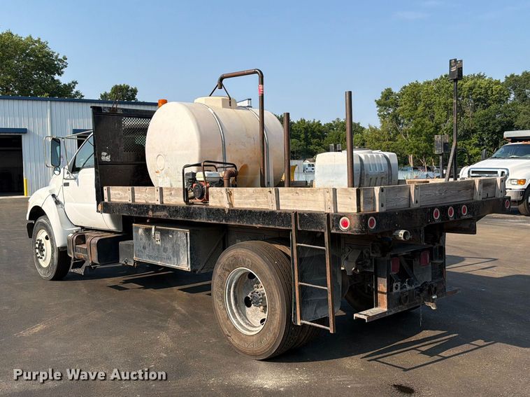 image for item EO8650 2001 Ford F650 Super Duty dump flatbed truck