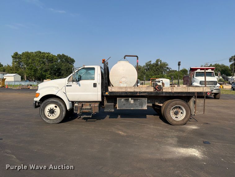 image for item EO8650 2001 Ford F650 Super Duty dump flatbed truck
