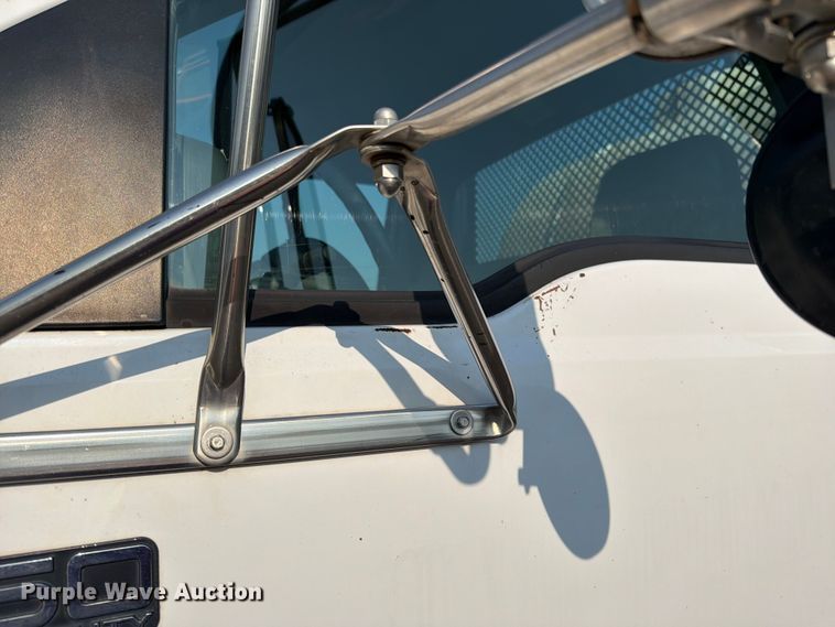 image for item EO8650 2001 Ford F650 Super Duty dump flatbed truck