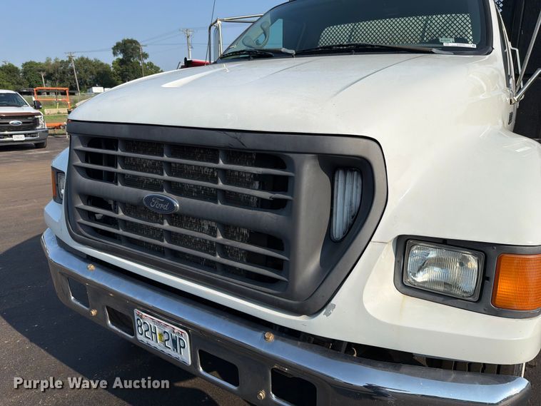 image for item EO8650 2001 Ford F650 Super Duty dump flatbed truck
