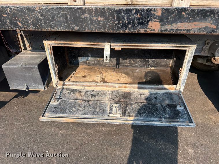 image for item EO8650 2001 Ford F650 Super Duty dump flatbed truck