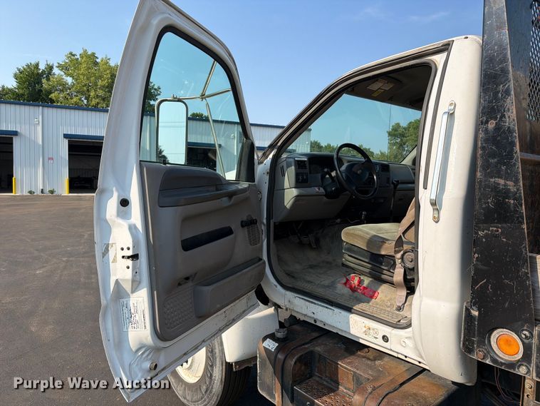 image for item EO8650 2001 Ford F650 Super Duty dump flatbed truck