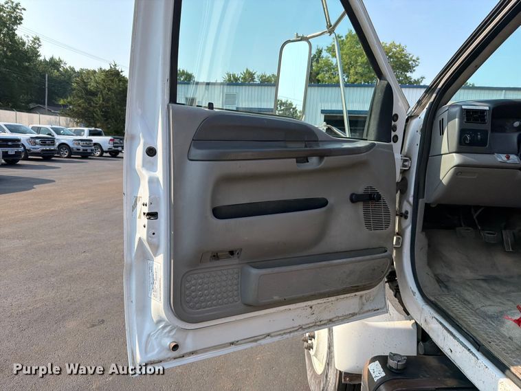 image for item EO8650 2001 Ford F650 Super Duty dump flatbed truck