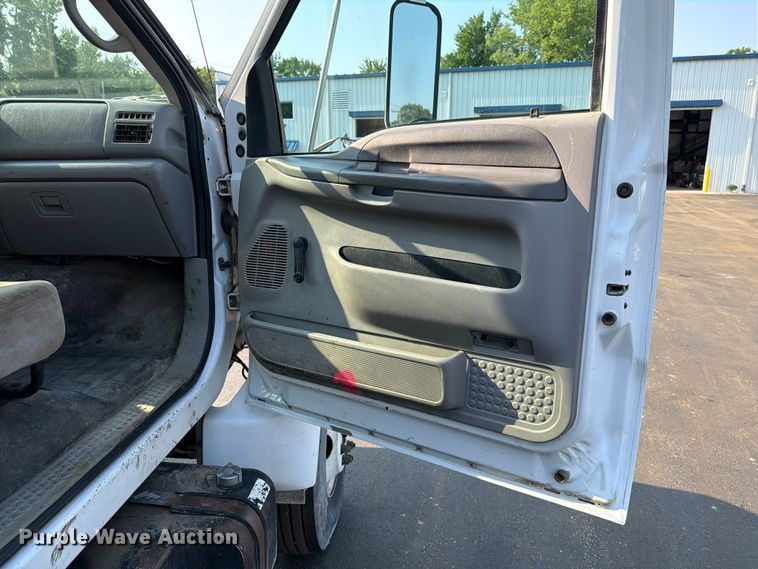 image for item EO8650 2001 Ford F650 Super Duty dump flatbed truck