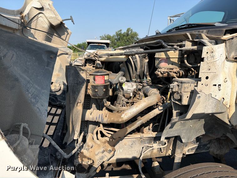 image for item EO8650 2001 Ford F650 Super Duty dump flatbed truck
