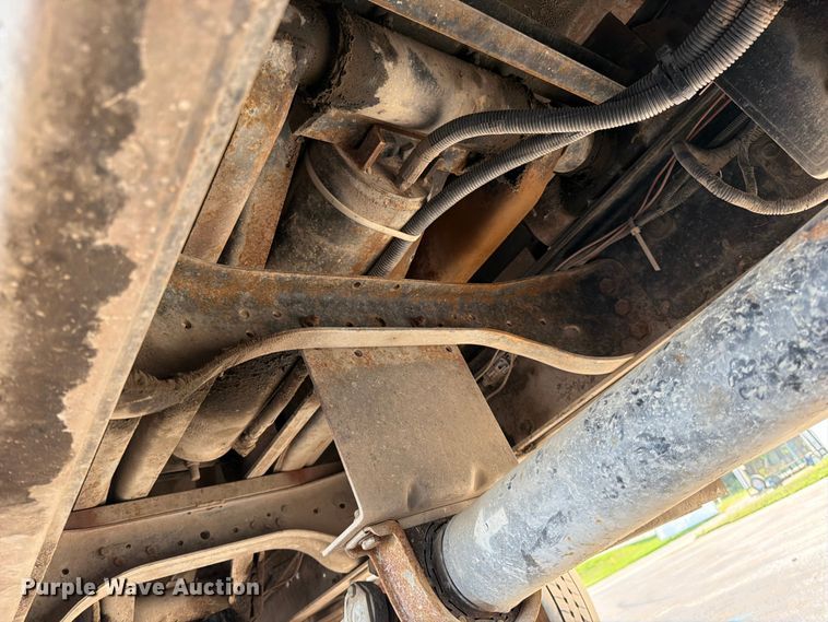 image for item EO8650 2001 Ford F650 Super Duty dump flatbed truck