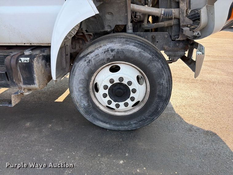 image for item EO8650 2001 Ford F650 Super Duty dump flatbed truck