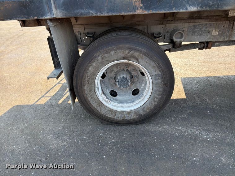 image for item EO8650 2001 Ford F650 Super Duty dump flatbed truck