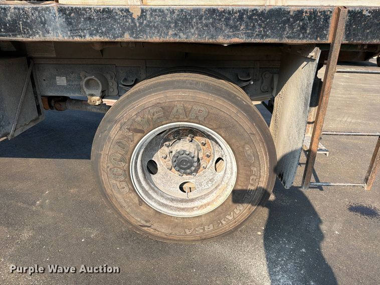 image for item EO8650 2001 Ford F650 Super Duty dump flatbed truck