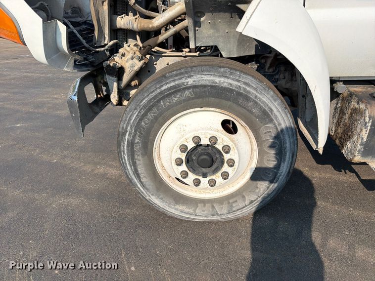 image for item EO8650 2001 Ford F650 Super Duty dump flatbed truck