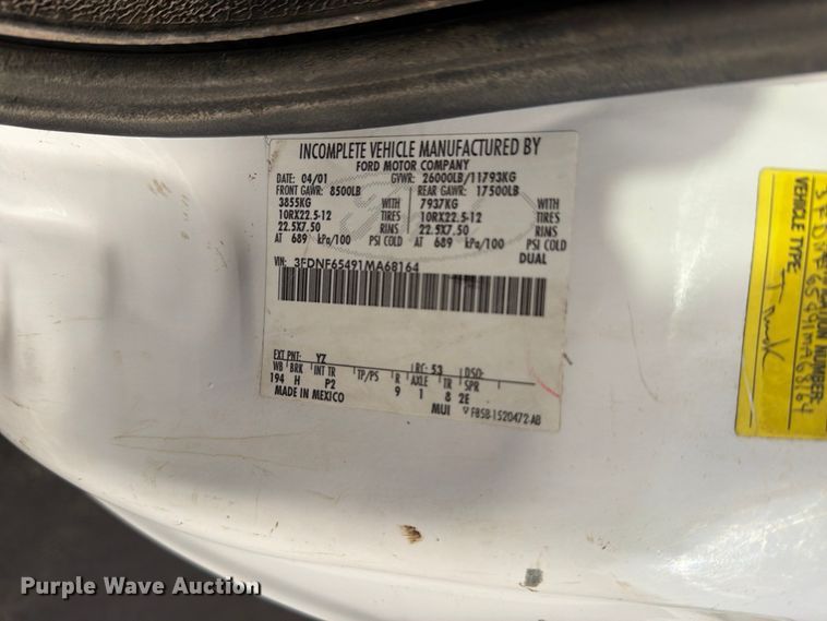 image for item EO8650 2001 Ford F650 Super Duty dump flatbed truck
