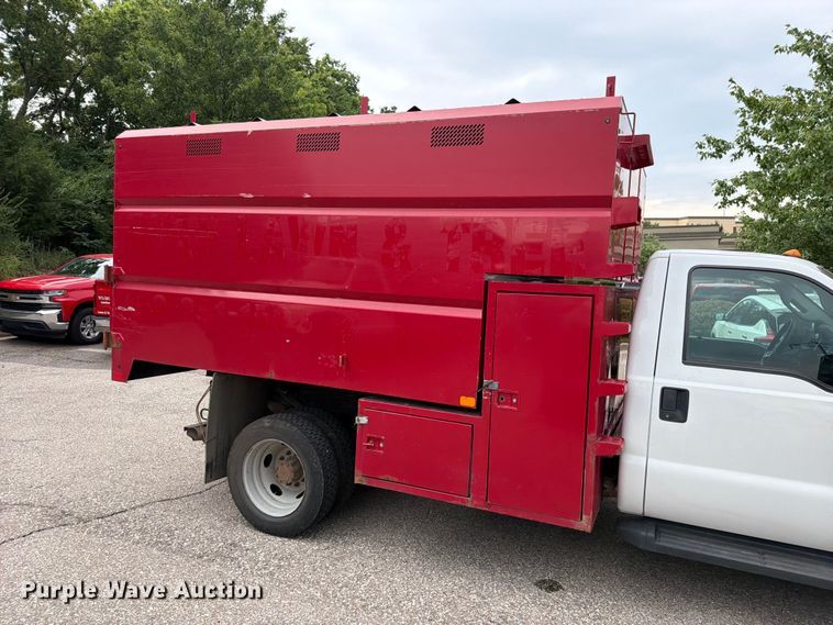 image for item EO8652 2011 Ford F550 chipper truck