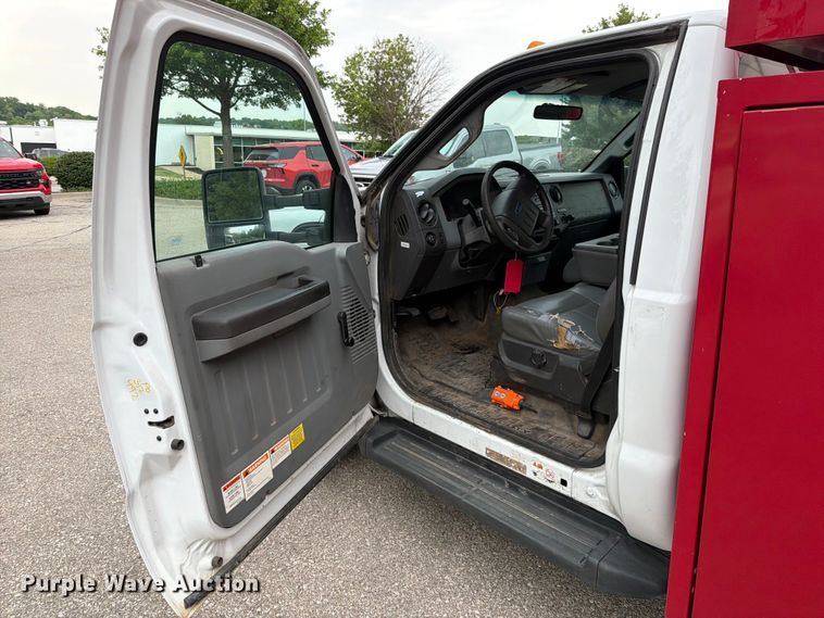 image for item EO8652 2011 Ford F550 chipper truck
