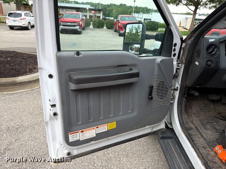 image for item EO8652 2011 Ford F550 chipper truck