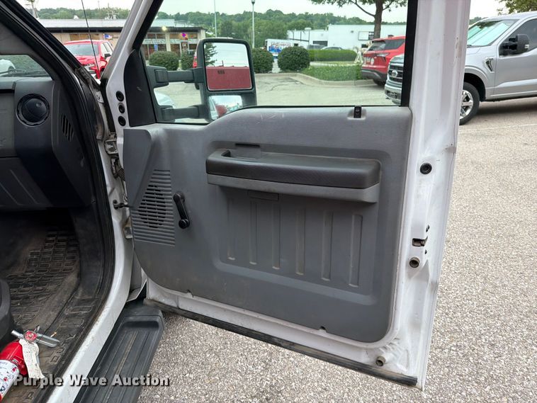 image for item EO8652 2011 Ford F550 chipper truck