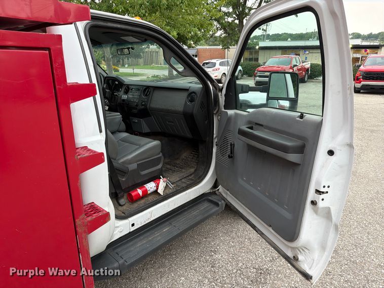 image for item EO8652 2011 Ford F550 chipper truck