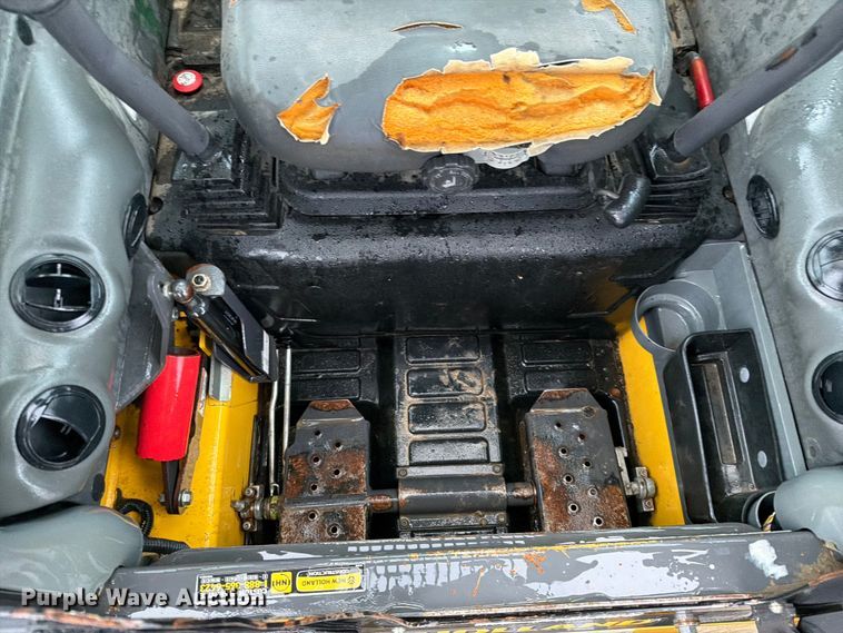 image for item EO8654 2012 New Holland L230 skid steer loader