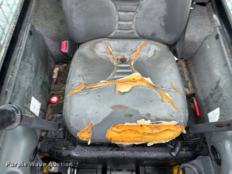 image for item EO8654 2012 New Holland L230 skid steer loader