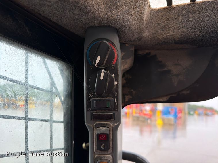 image for item EO8654 2012 New Holland L230 skid steer loader