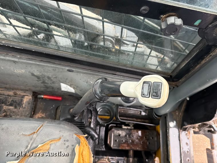 image for item EO8654 2012 New Holland L230 skid steer loader