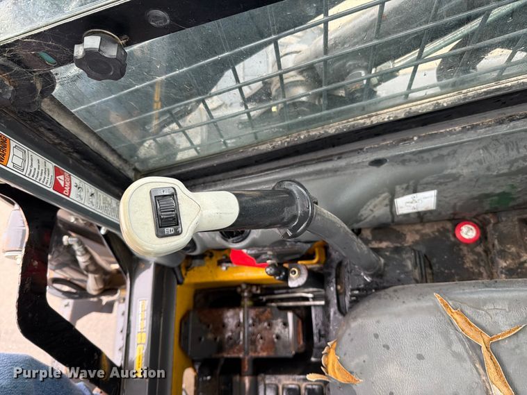 image for item EO8654 2012 New Holland L230 skid steer loader