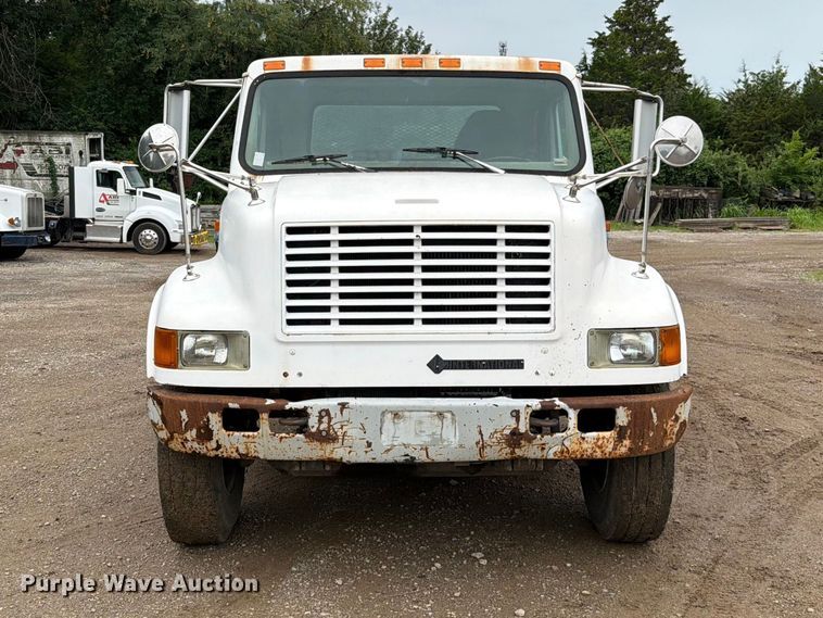 image for item EO8661 1996 International 4900 flatbed truck