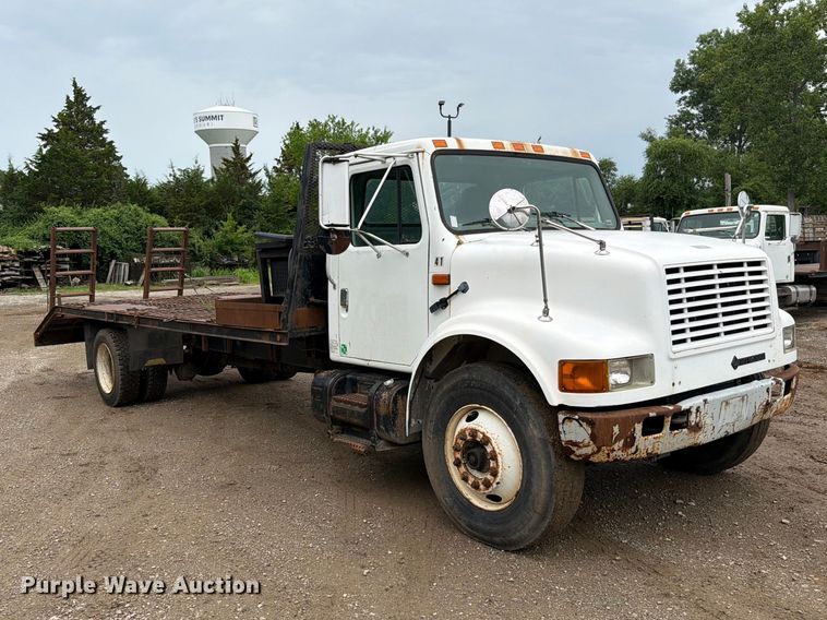 image for item EO8661 1996 International 4900 flatbed truck