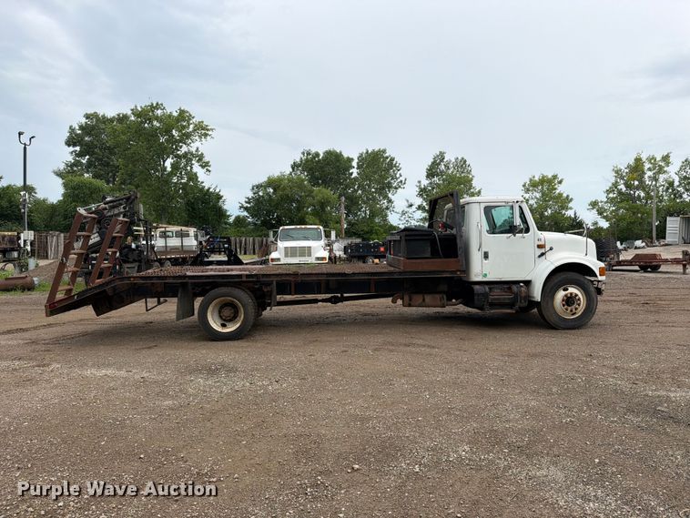 image for item EO8661 1996 International 4900 flatbed truck