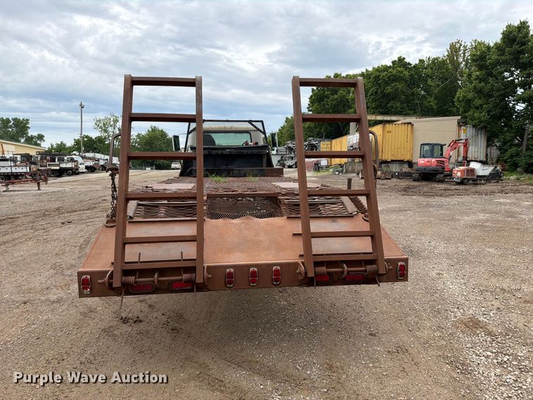 image for item EO8661 1996 International 4900 flatbed truck