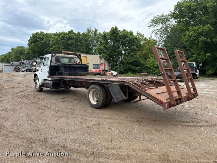 image for item EO8661 1996 International 4900 flatbed truck
