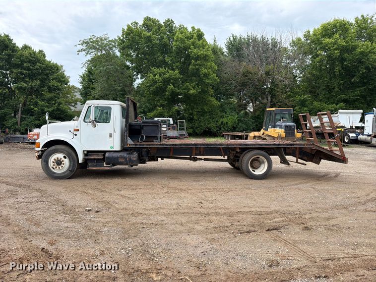image for item EO8661 1996 International 4900 flatbed truck