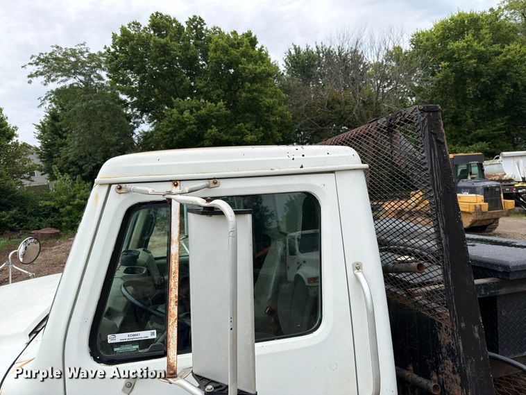 image for item EO8661 1996 International 4900 flatbed truck