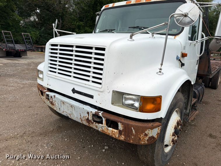 image for item EO8661 1996 International 4900 flatbed truck